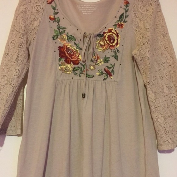 So Soft Tunic Styled Top with Lace Sleeves Tie Neck - Picture 5 of 6